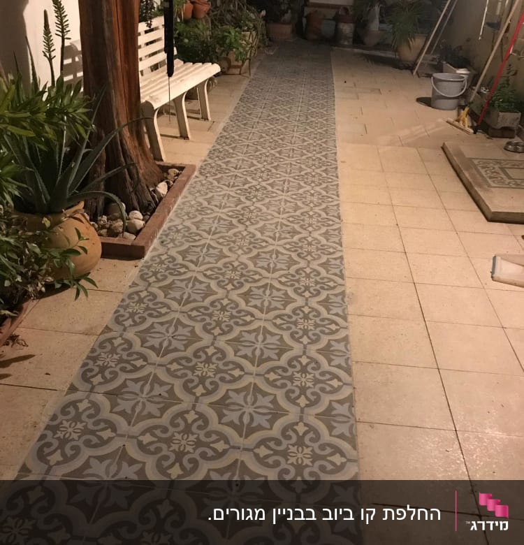 חצר עם דלי ומטאטא, אין אלמנטים של אינסטלציה
